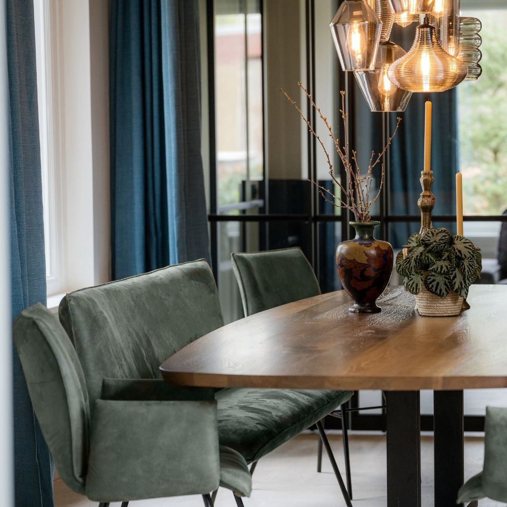 Groen eetkamerbankje aan tafel met stoelen in dezelfde stijl