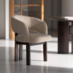 Eetkamerstoel Marjon met donkere houten poot