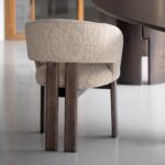 Eetkamerstoel Marjon met donkere houten poot