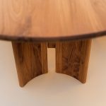 detail houten poot op de grond van poot Pasha