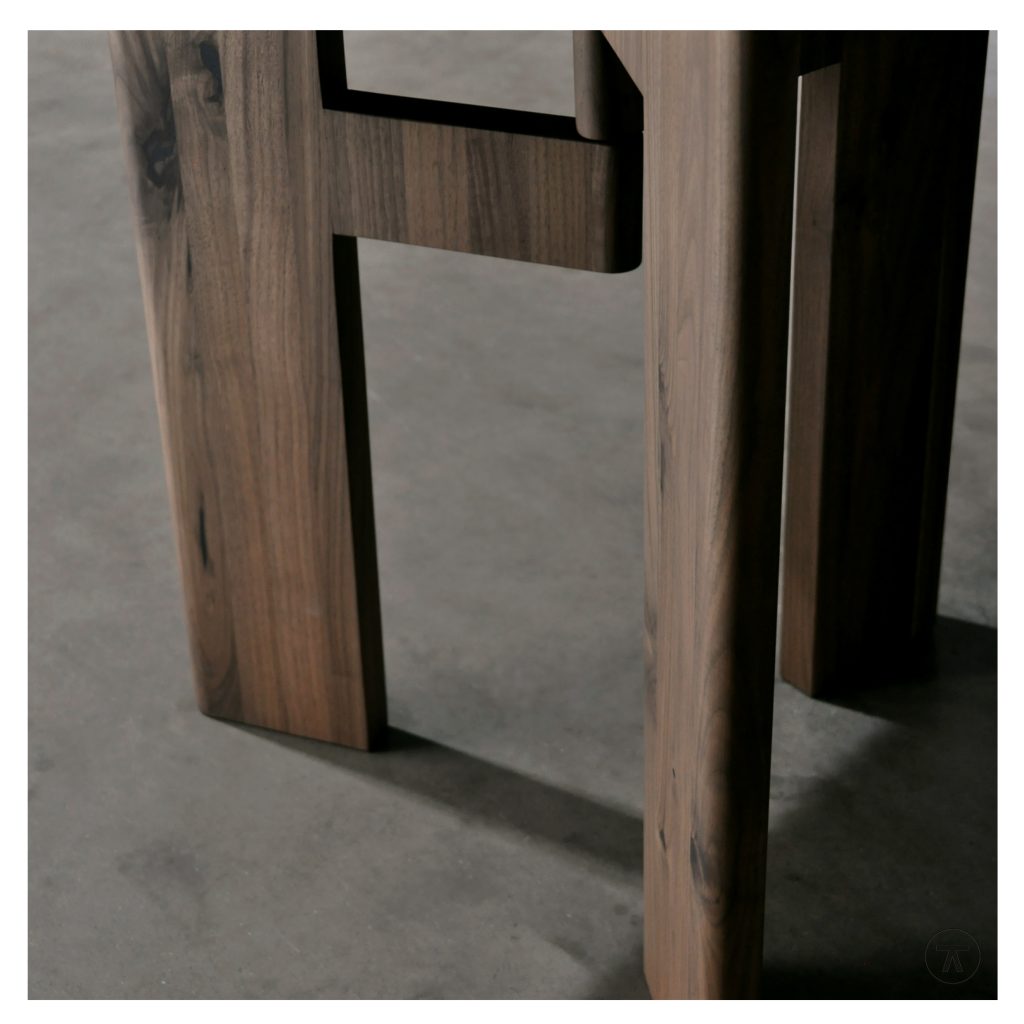 Close up van houten 3 poot onderstel Fins ovale tafel Tilt