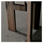 Close up van houten 3 poot onderstel Fins ovale tafel Tilt