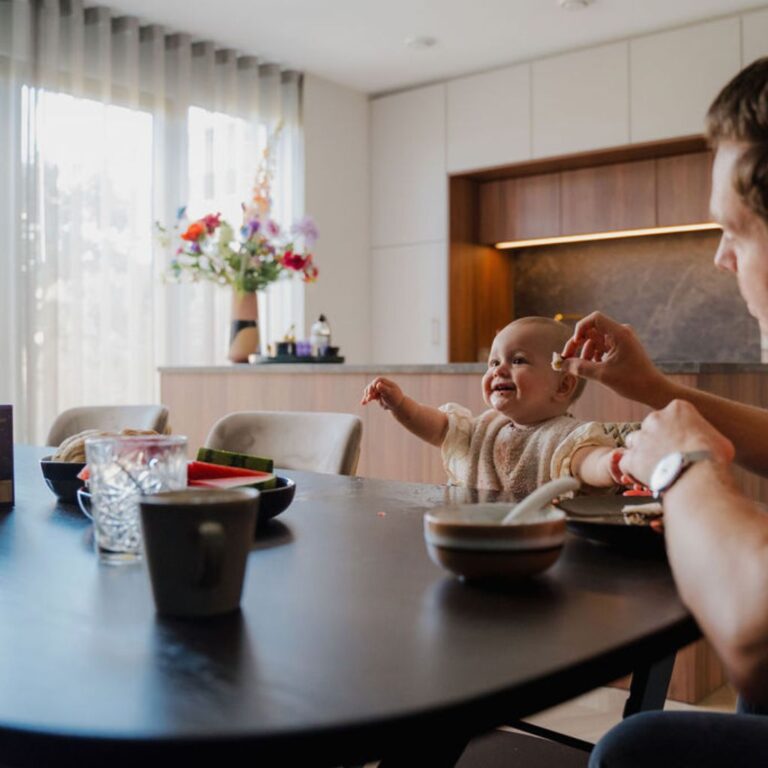 Kinderen aan de groene tafel en tekenen | Gratis Foto
