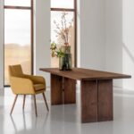 Stoel zit in het geel aan houten eettafel