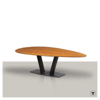Organische tuintafel Duka van Iroko hout met zwart metalen V onderstel