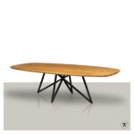 Fins ovale tuintafel Padora Iroko hout met zwart metalen vlinder onderstel