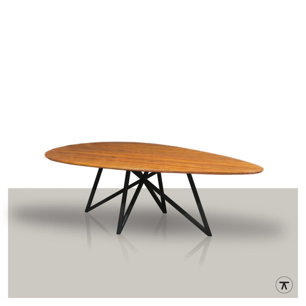 Organische tuintafel Padora van Iroko hout met zwart metalen vlinder onderstel