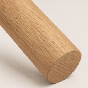 Kleurstaal van afwerking van houten tafelonderstel in eikenhout