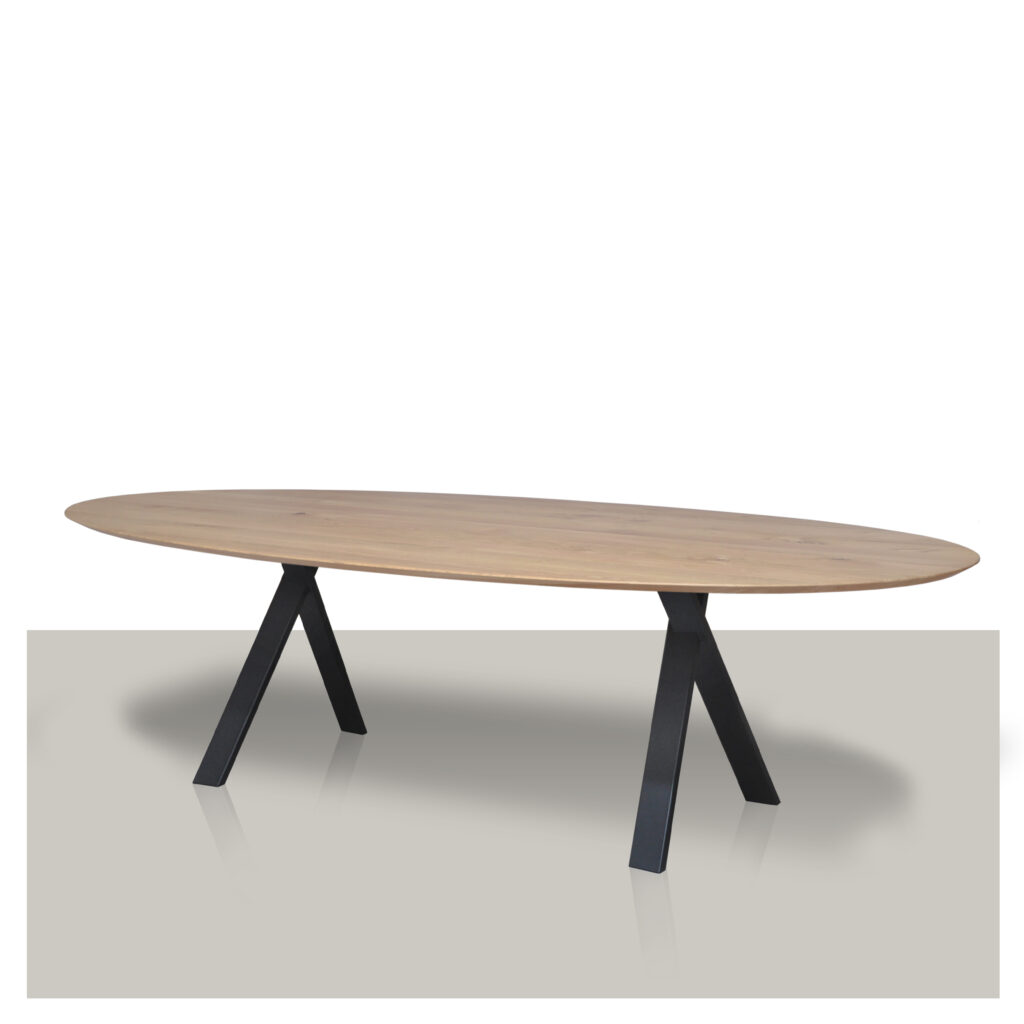 Ovale tafel Veya met gekruist metalen onderstel