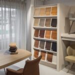 Kleurstalen hout in de kast in de toonkamers Van Tafel