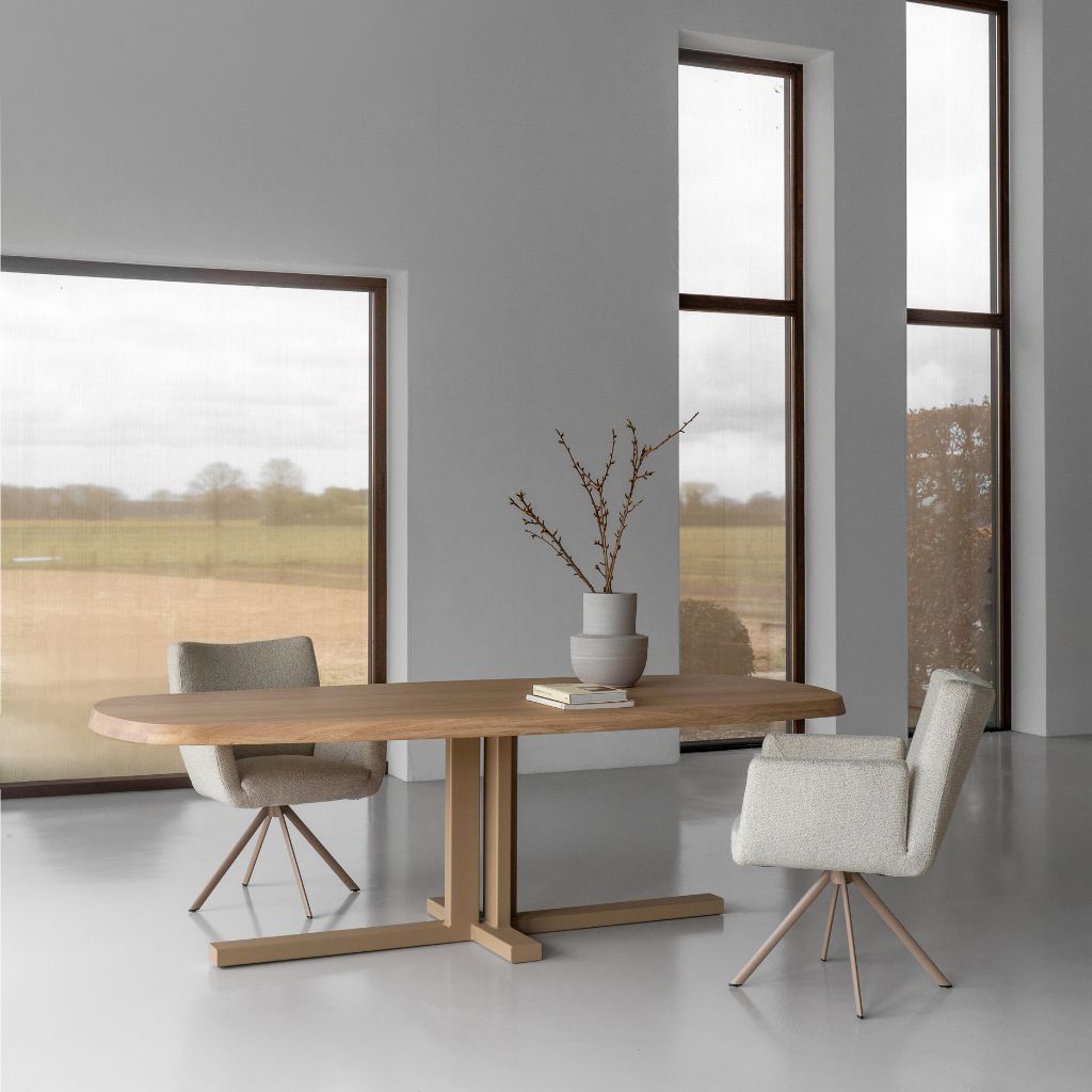 Sfeerbeeld van de Fins ovale tafel Rootz