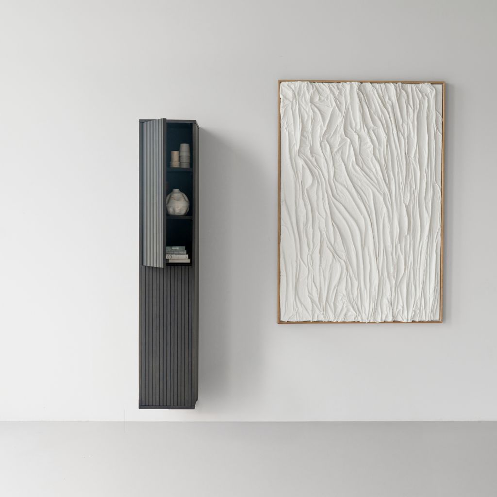 Kolomkast Groove zwevend naast schilderij