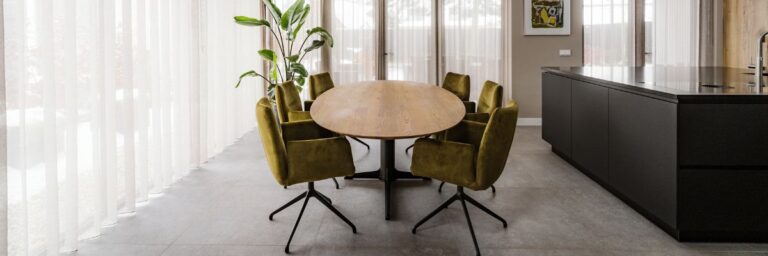 Ovale tafel met metalen middenpoot