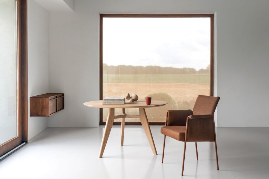 Sfeerbeeld kast zwevend met ronde tafel