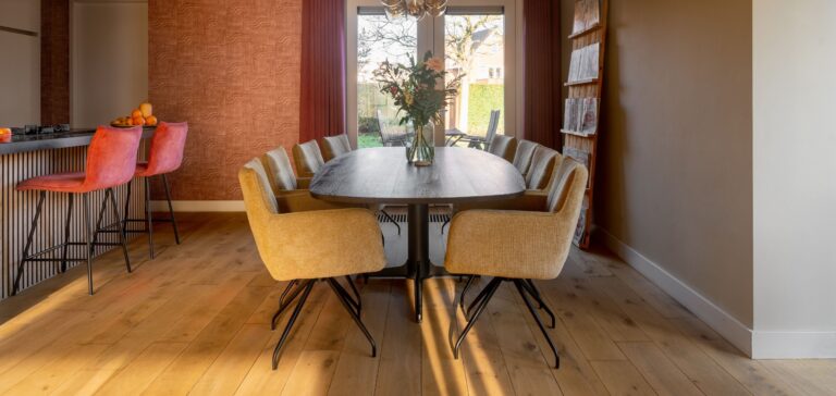 Deens ovale eettafel met royale stoelen