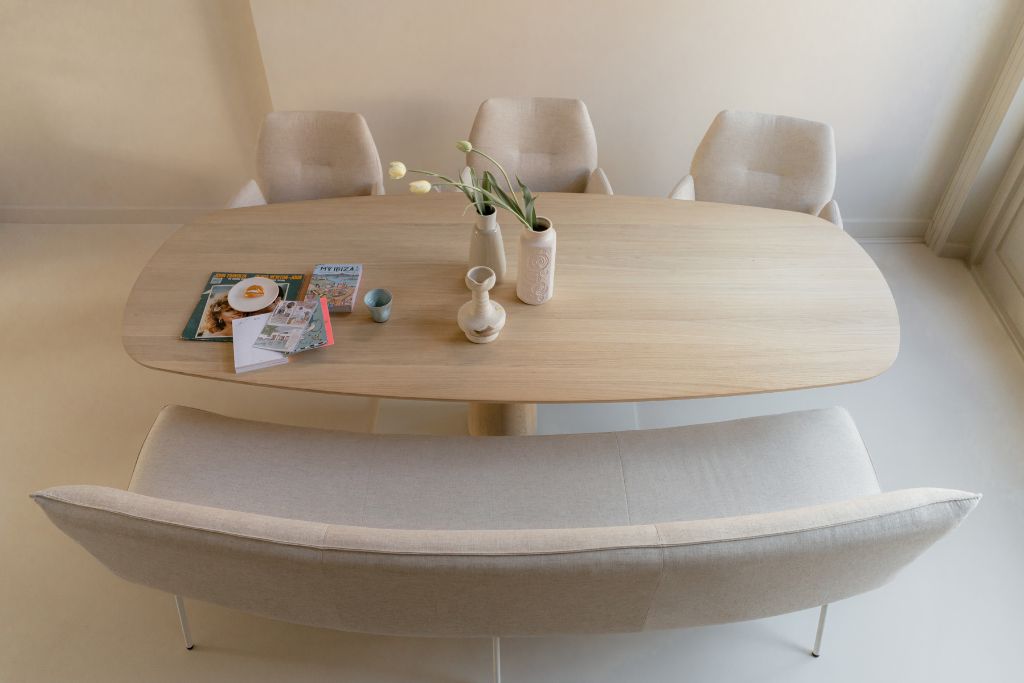 Fins ovale tafel lichte kleuren