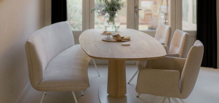 Lichte Fins ovale tafel