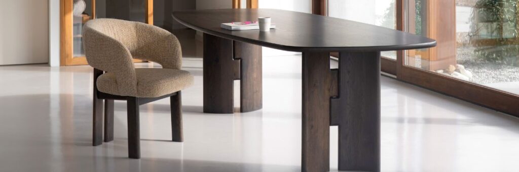 Fins ovale tafel van notenhout sfeerbeeld met eetkamerstoel