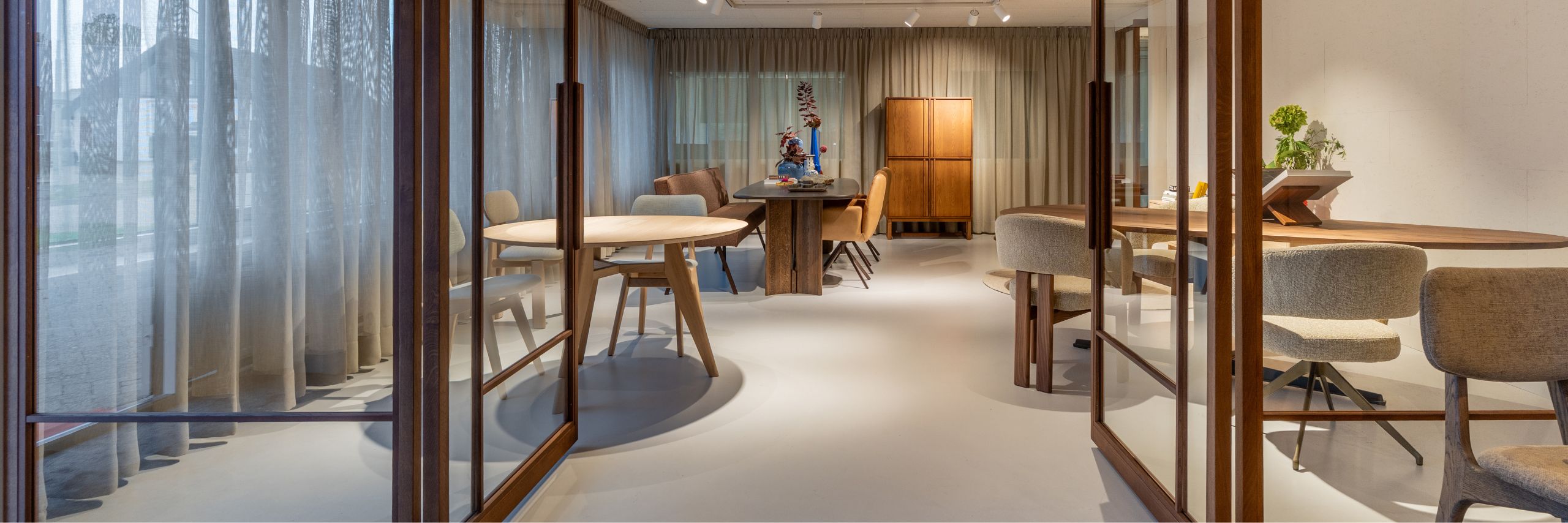 openslaande deuren naar de toonkamers Van Tafel