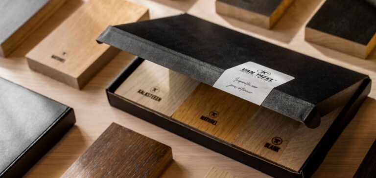 Houten kleurstalen in verzenddoosje