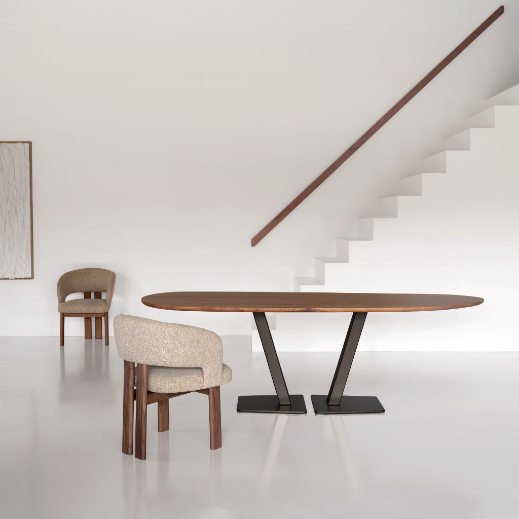 Organische eettafel met metalen V onderstel