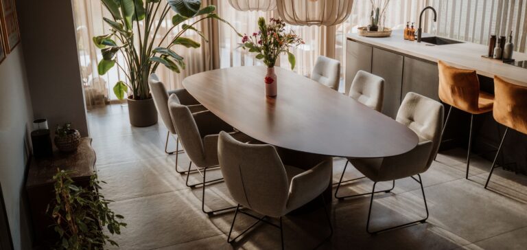 Organische eettafel in warm interieur