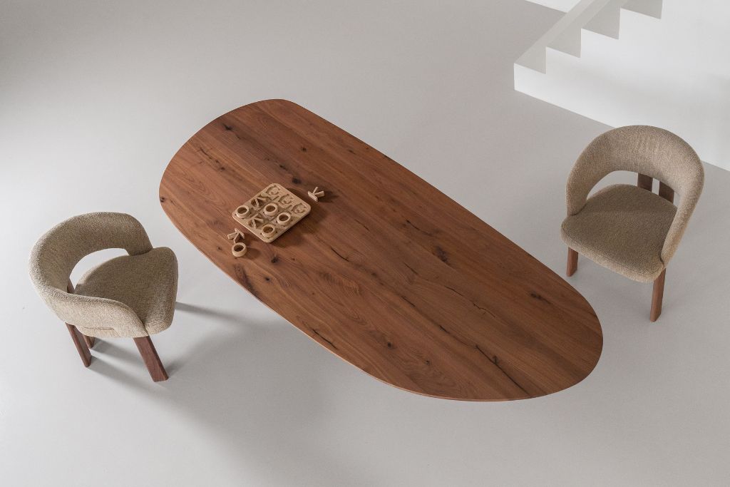 bovenaanzicht van een organische tafel notenhout