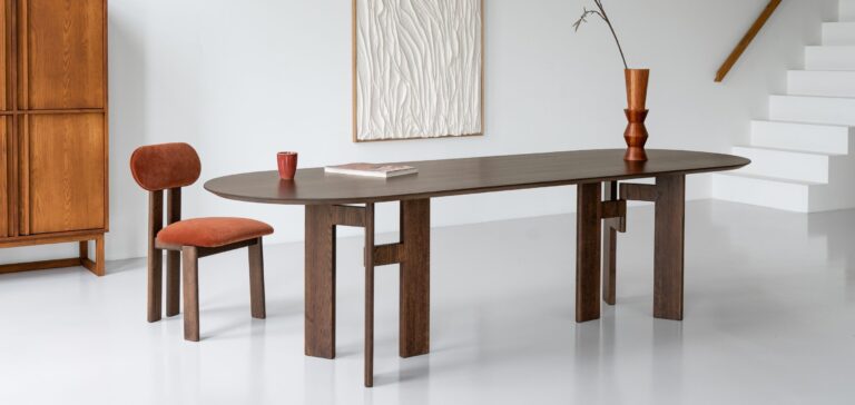 Plat ovale tafel met stoel Wendy en Dudok buffetkast