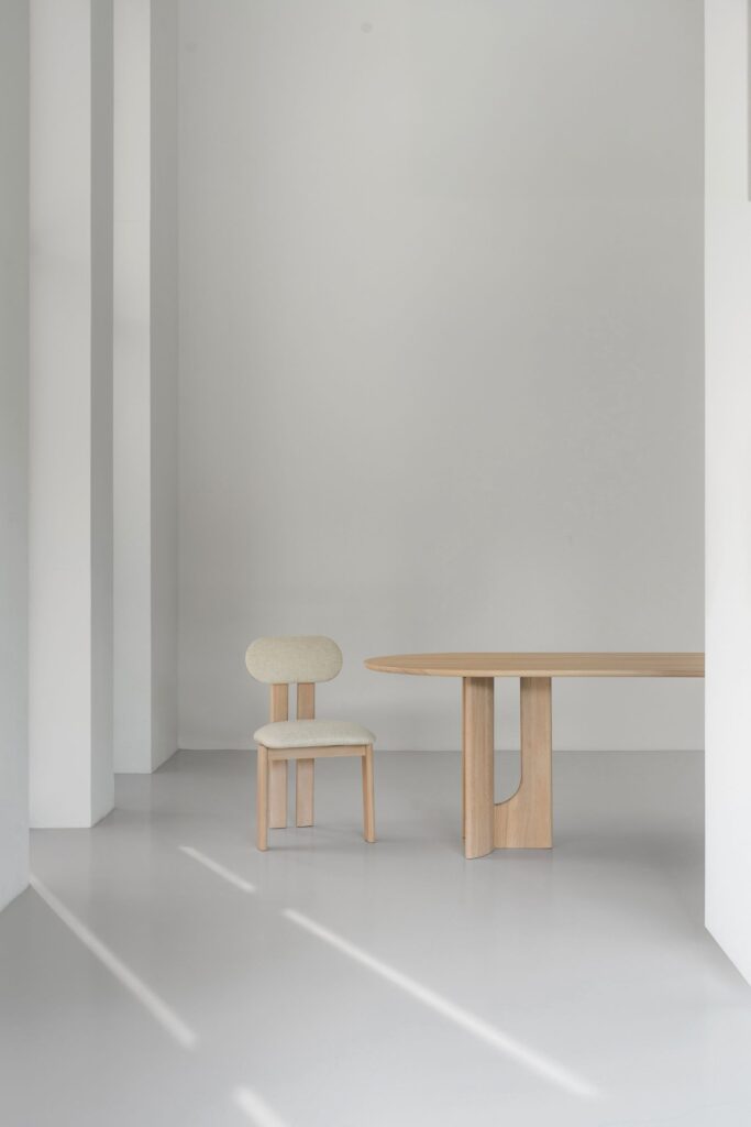 Plat ovale tafel met lichte stoel Wendy