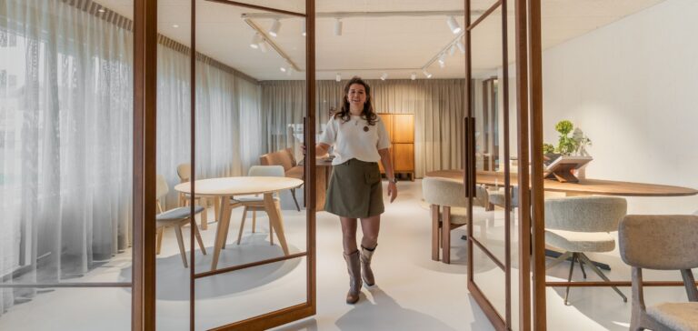 Pleun in openslaande deuren. Welkom in de toonkamers Van Tafel