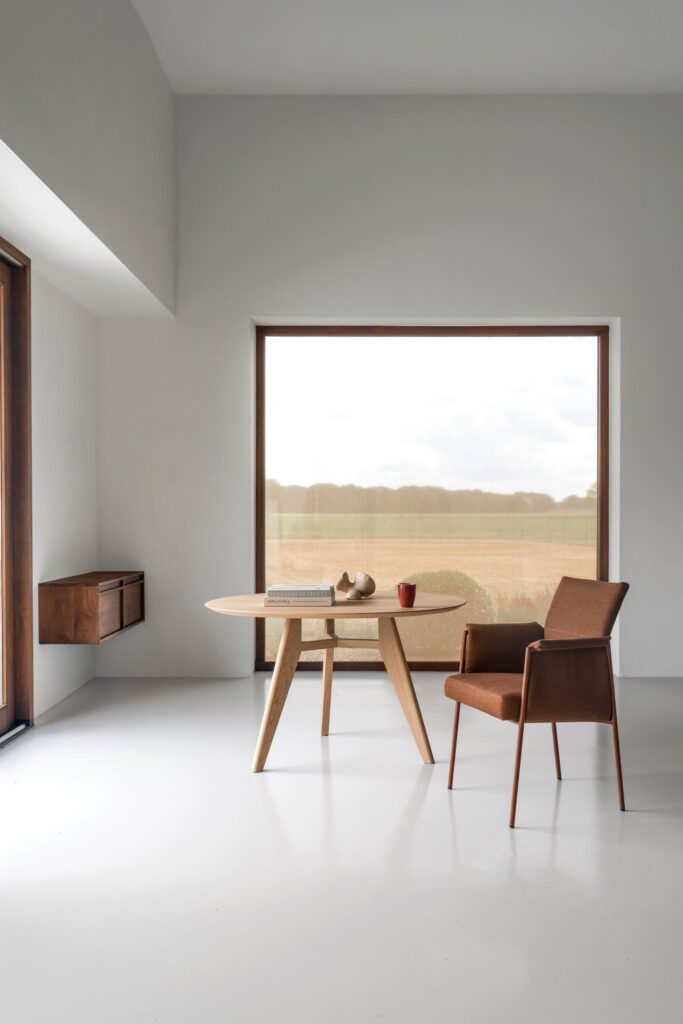 Studio foto van ronde tafel Triplet met stoel Volant en tv-kast dudok