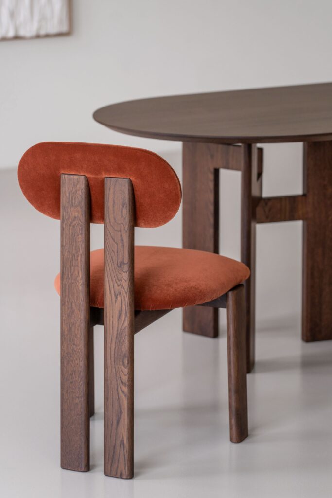 Achterkant stoel Wendy met terra zitting en notenhouten poot