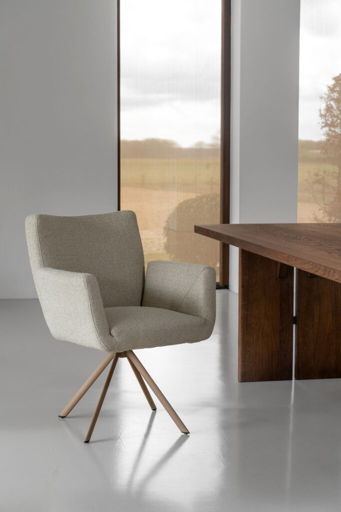 Stoel Mingo in lichte kleur aan tafel