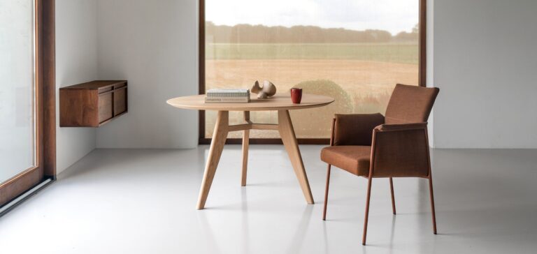 Studio foto van ronde tafel Triplet met stoel Volant en tv-kast dudok