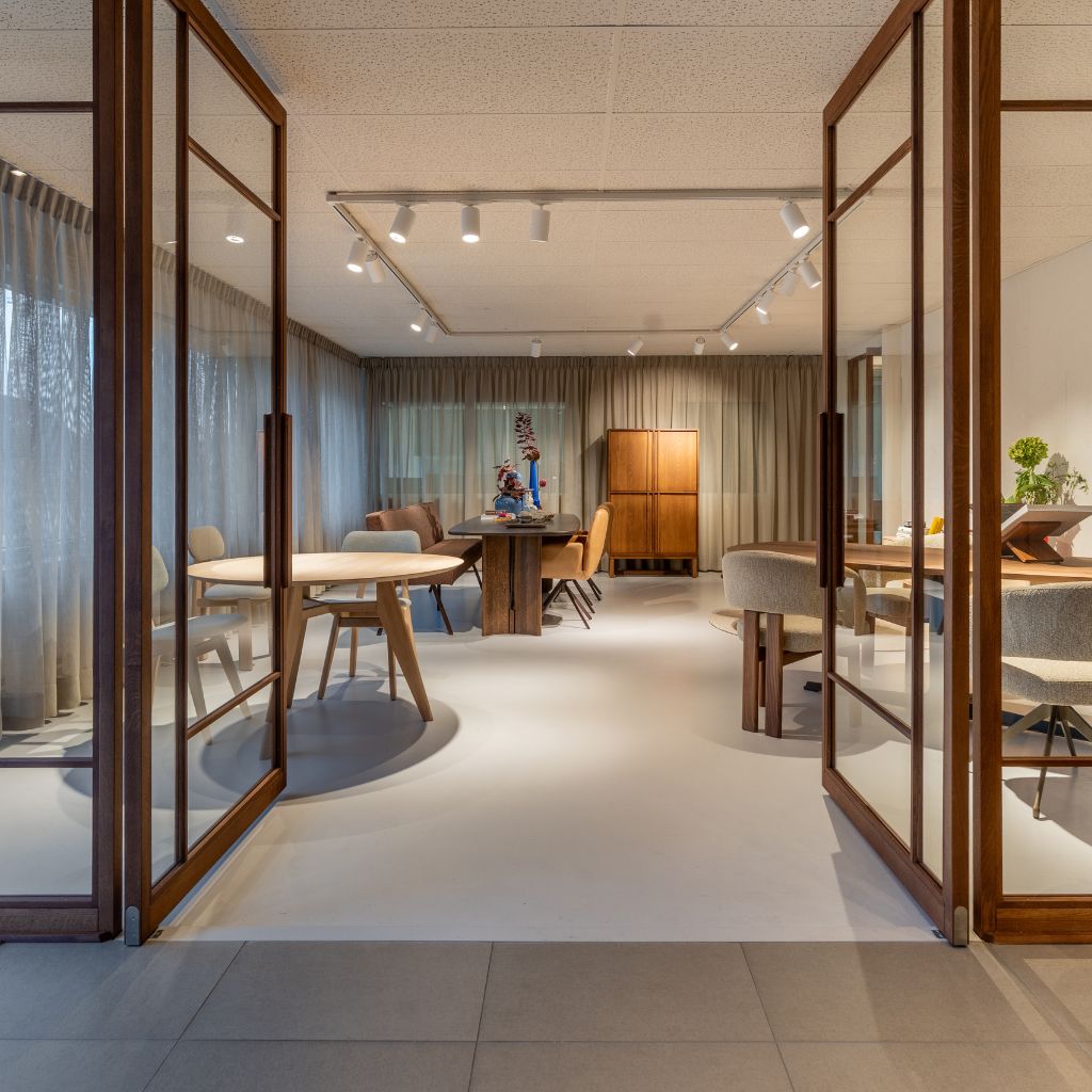 openslaande deuren naar de toonkamers Van Tafel