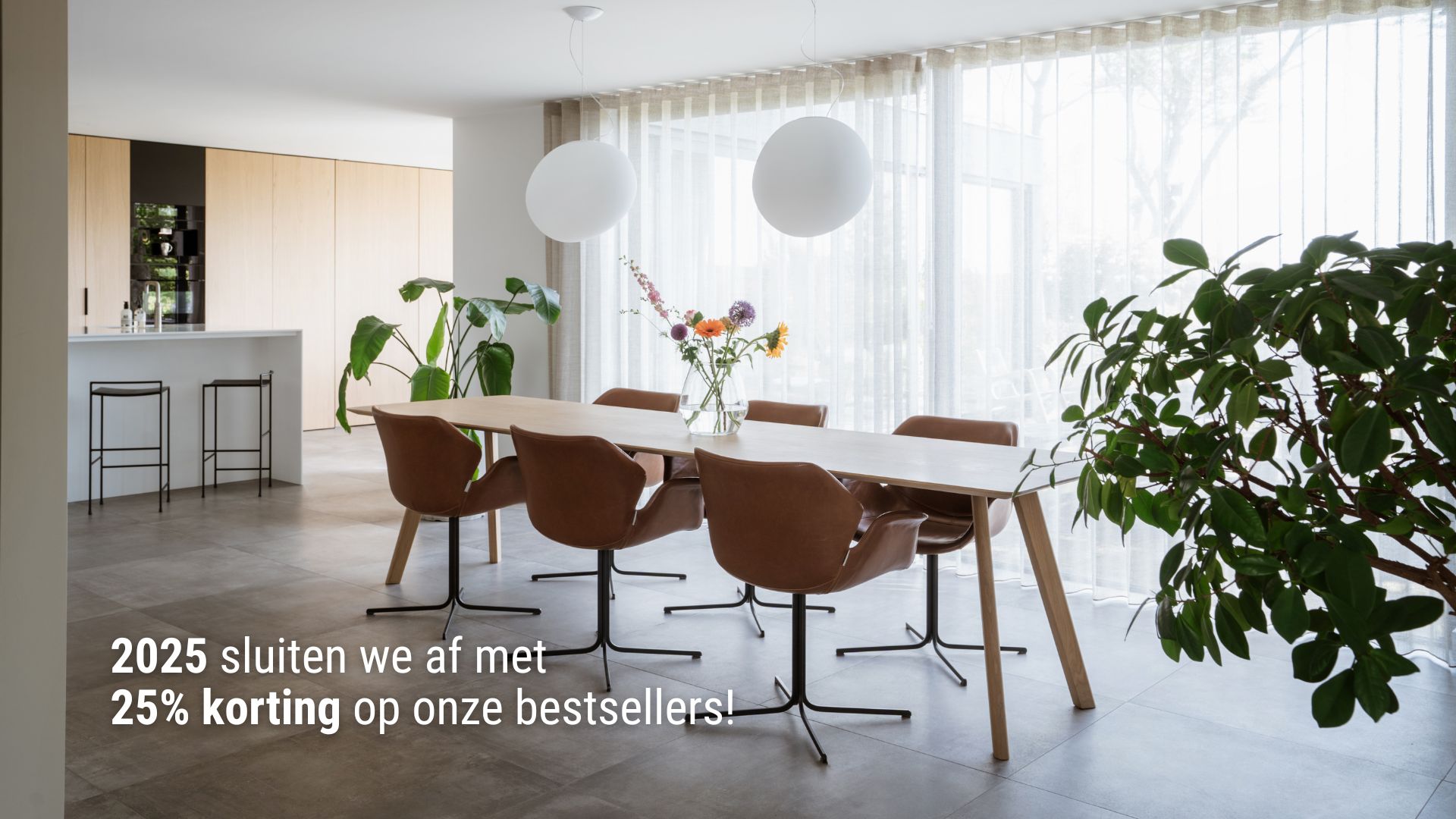 Rechthoekige houten eettafel Muse met sierlijke massief eiken houten poten