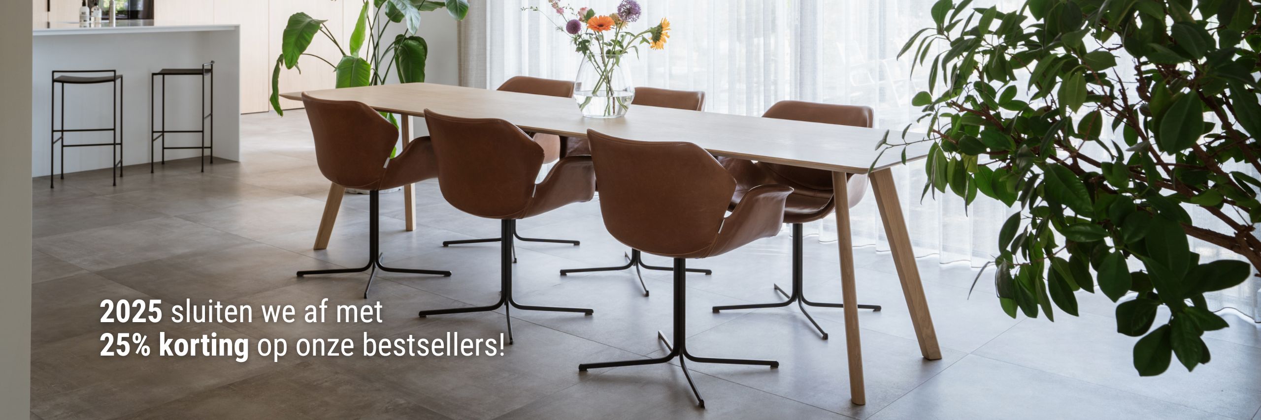 Rechthoekige houten eettafel Muse met sierlijke massief eiken poten