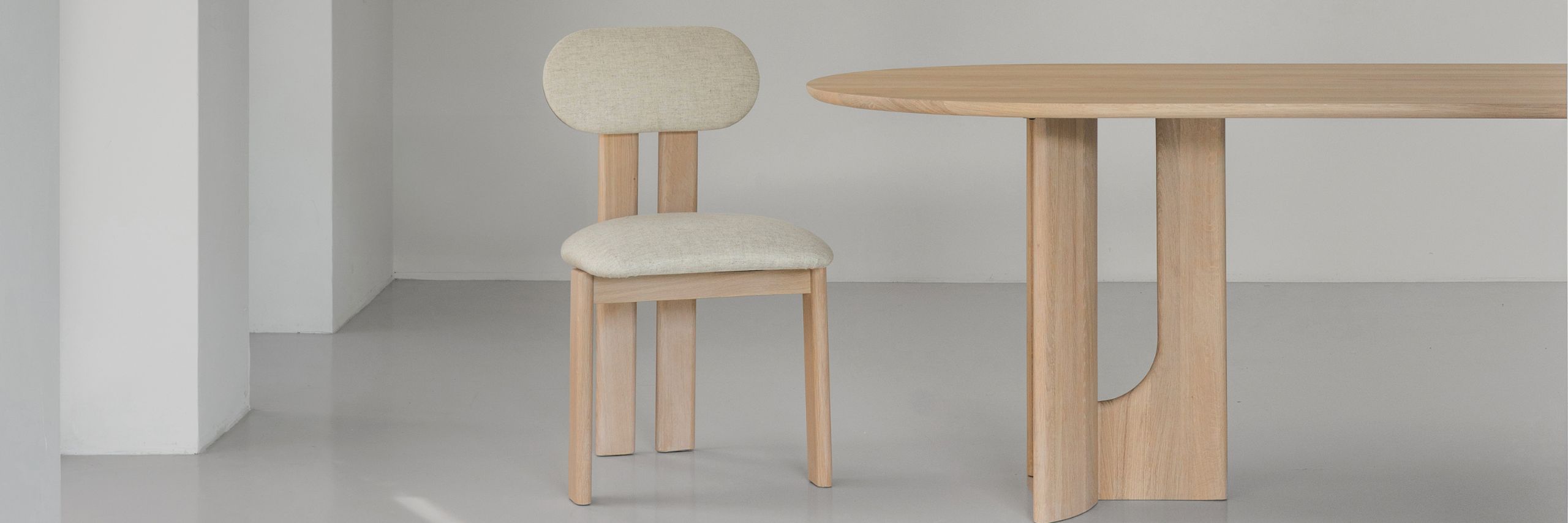 Houten eetkamerstoel met lichte bekleding