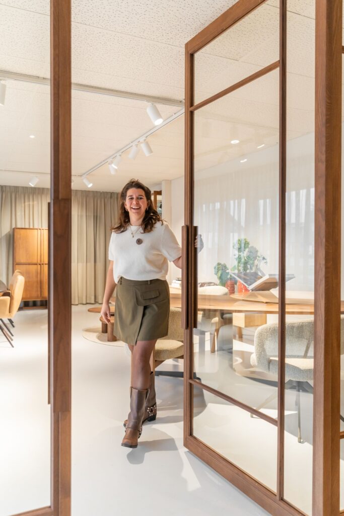 Pleun staat in open deur van toonkamers