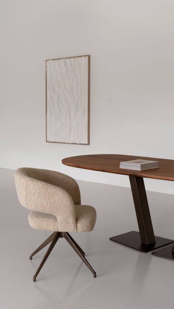 Eetkamerstoel Marjon met gemêleerde stof en metalen draaipoot