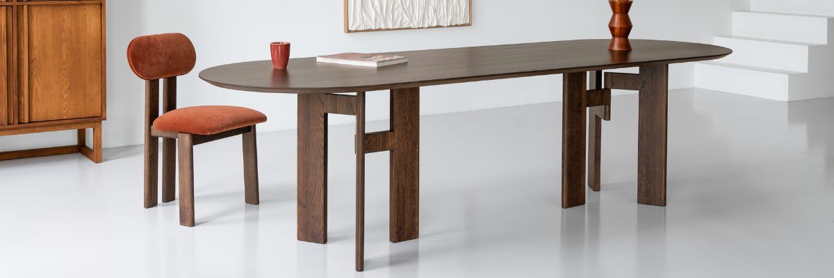 Platovaal eikenhouten eettafel, met houten stoel en houten kast