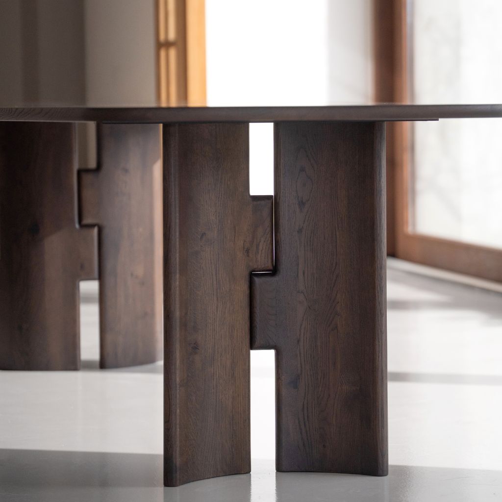 Close up van houten wang onderstel eettafel Pasha