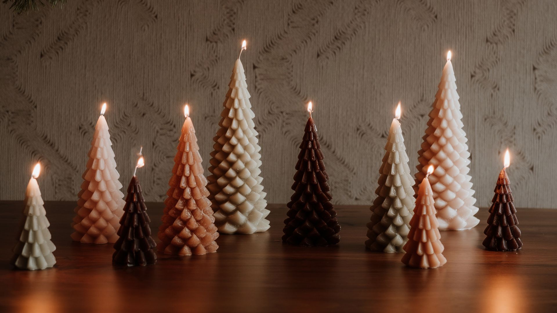 Kerstboomkaarsjes op tafel