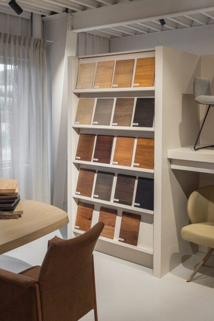 kleurstalen kast met houten kleurstalen