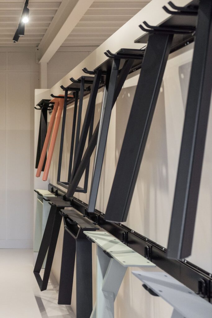 Metalen tafelonderstellen in een kast