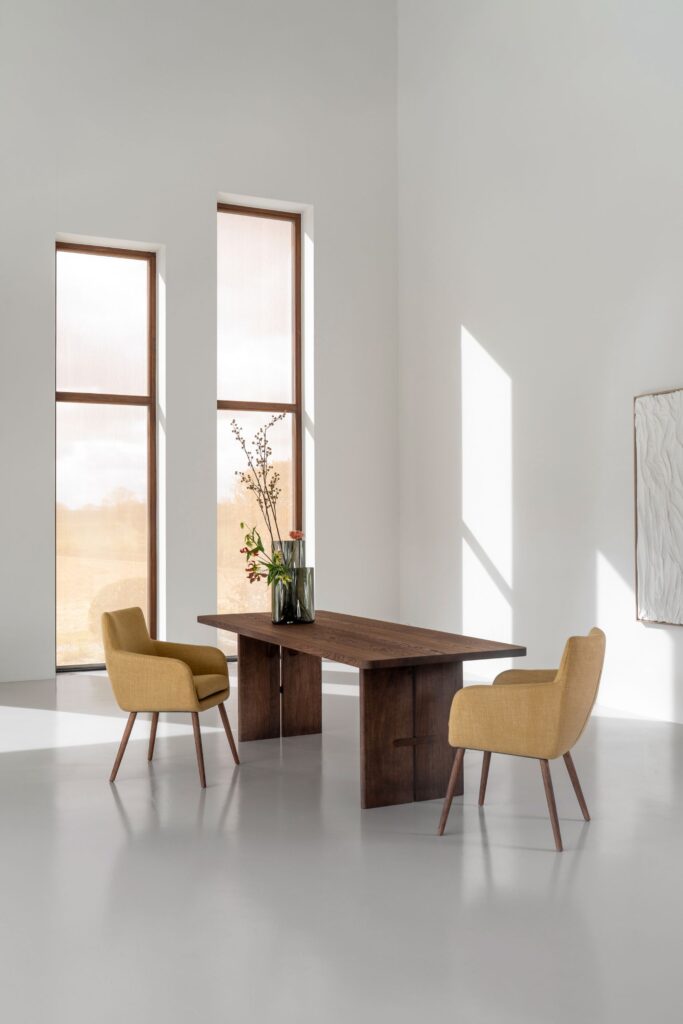 Rechthoekige eettafel Bourbon met gele stoelen Zita met houten poot