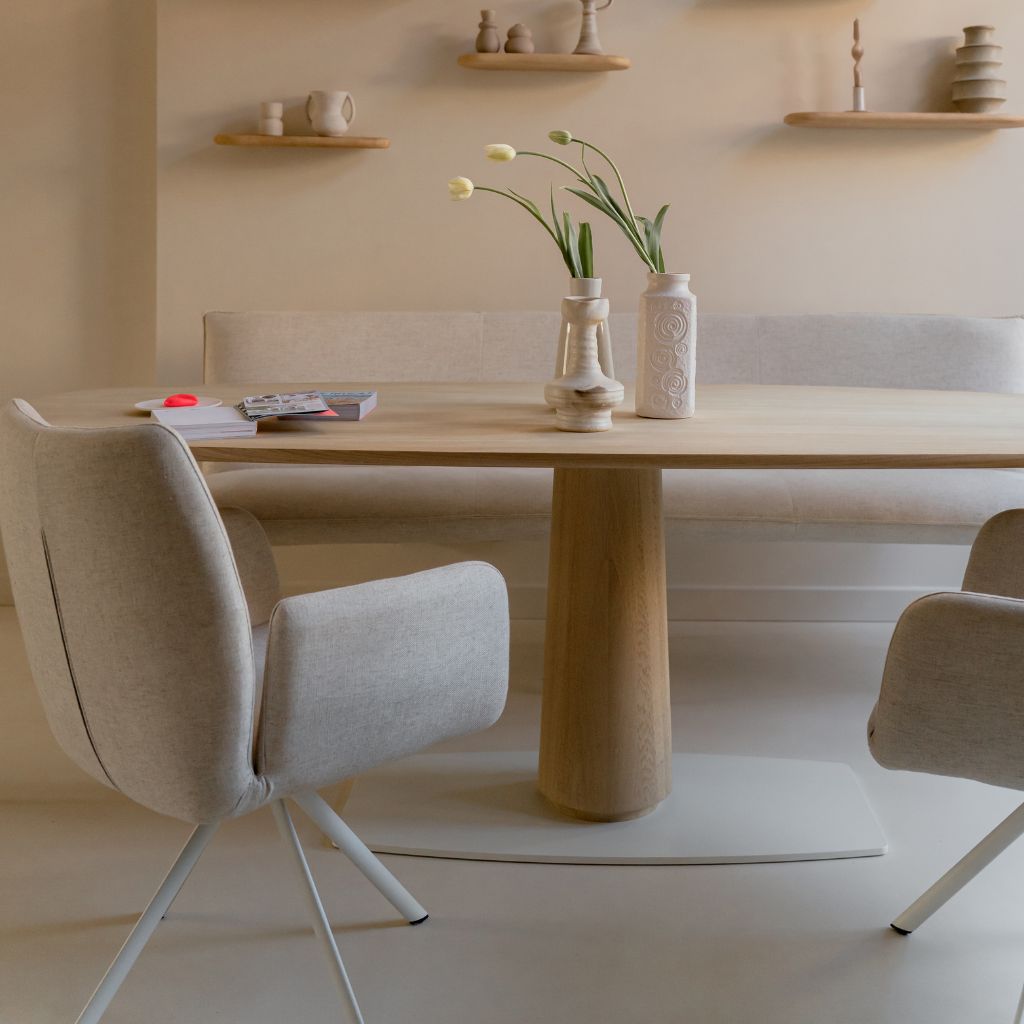 Houten middenkolom van massief eiken met beige grondplaat tafel Boomba