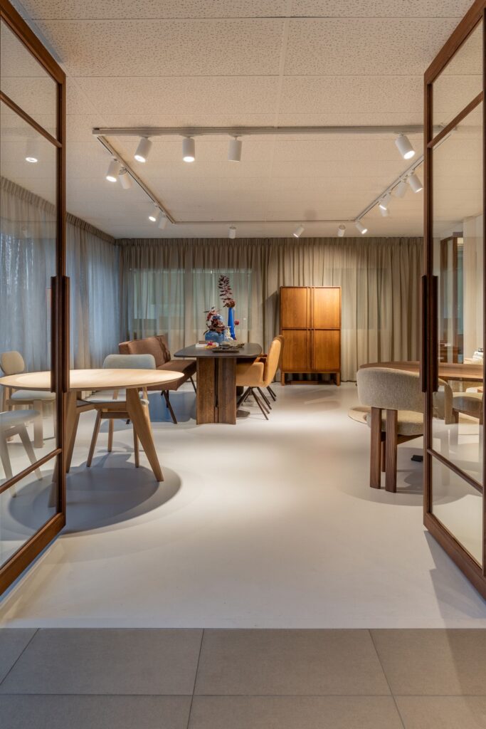 open deuren met een inkijk in de toonkamers