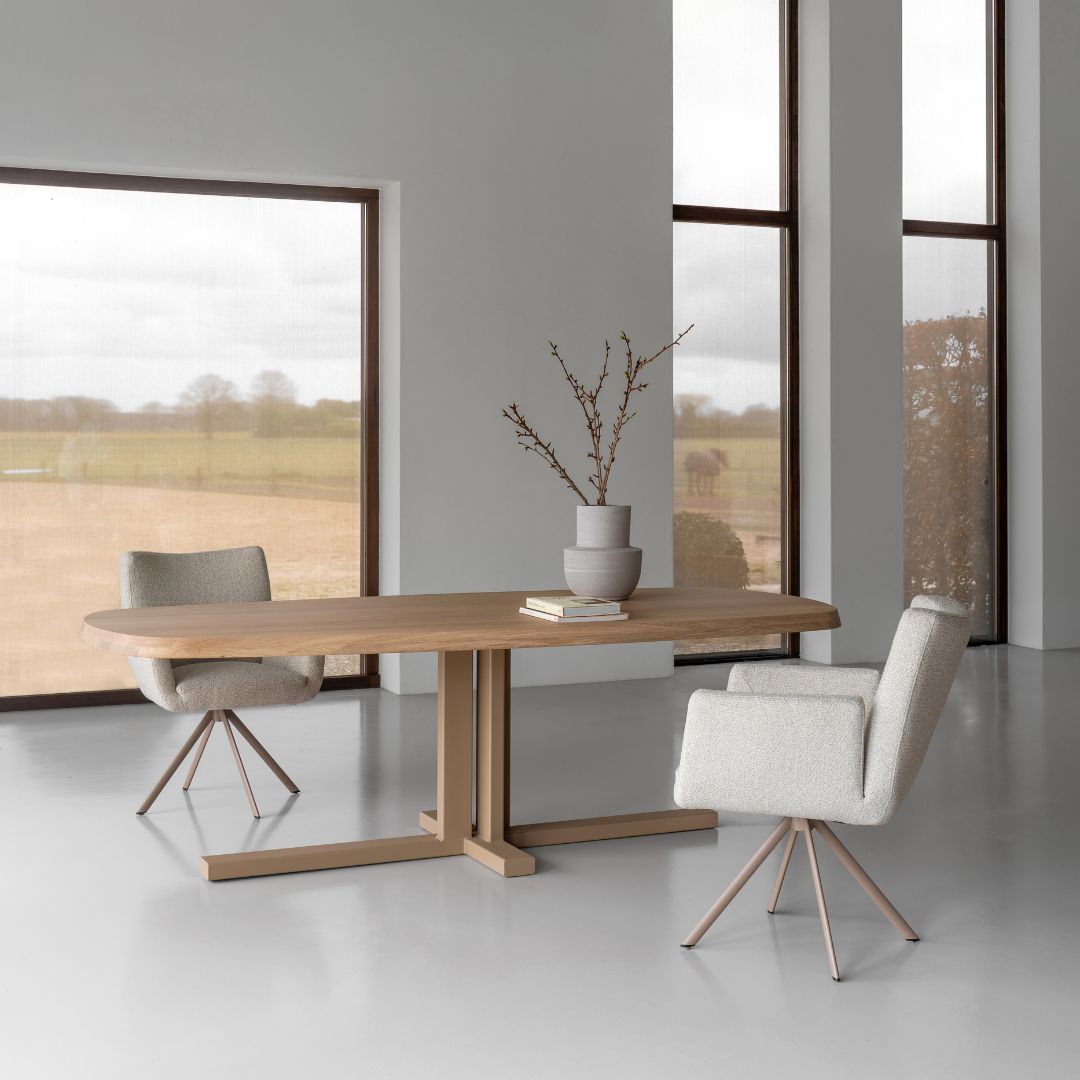 Deens ovale eettafel met metalen onderstel in kleur champagne