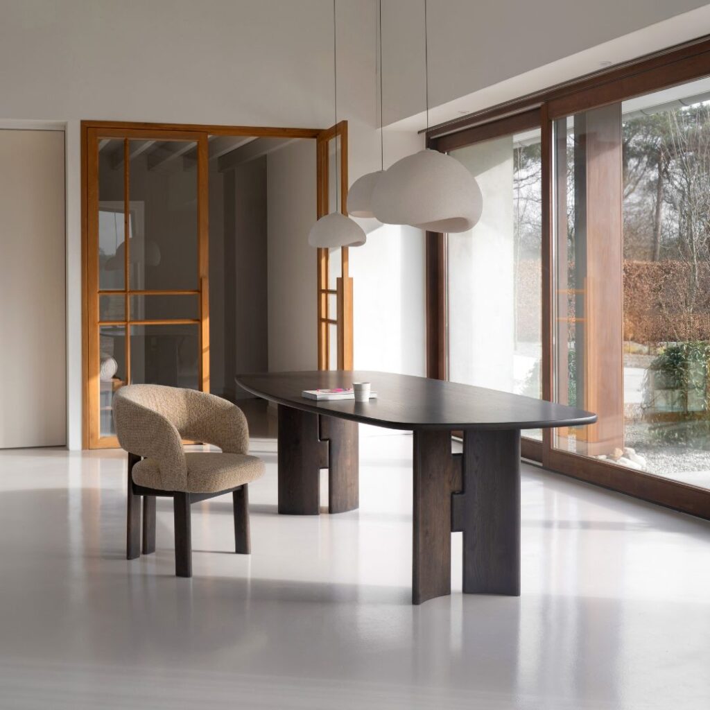 Fins ovale eettafel in notenhout met houten wang onderstel